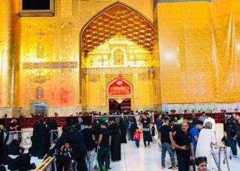 بالصور … الزائرون يتوافدون على مرقد الامام علي (ع)