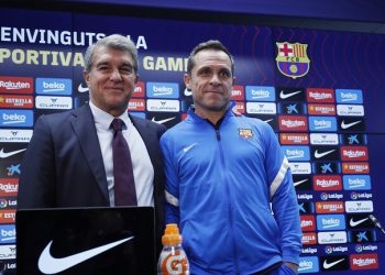 أول تعليق لرئيس برشلونة على إقالة كومان وتعيين المدرب الجديد